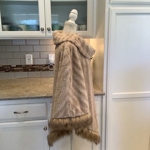 Adrienne Landau Cream Tan Faux Fur Poncho Size Large - Picture 3 of 7